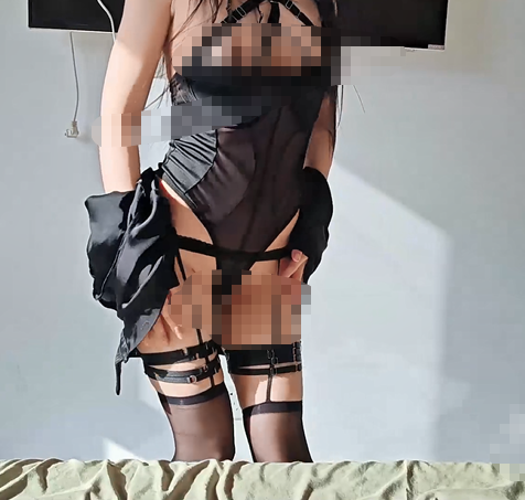 亲密乱伦『机枪手』回到酒店休息，我刚躺下，骚姐就进来了，穿着她那之前拍照的衣服，这我他妈能忍？