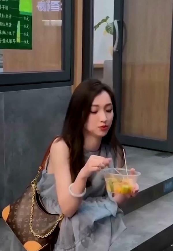 豪购30万的小米SU7 只为人妻销售