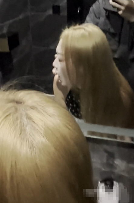 约啪极品反差台球助教!露脸颜射!这妹子太反差了,特别骚!趴在厕所镜子面前后入她,不要太爽!