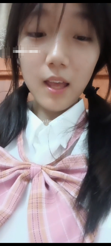 最近突然火爆的一个极品萝莉，刷了2000才能一对一，【小耐】，奶子大，小穴粉嫩水多