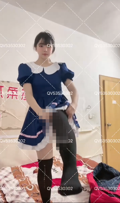 极品高颜值幼态娃娃脸富哥定制投稿各种衣服自慰合集【15v  1.58GB】